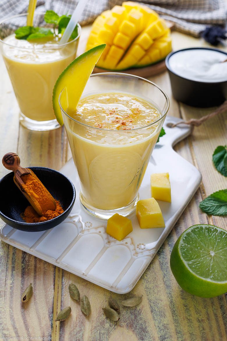 Mango Lassi garniert mit Mango-Spalten und Gew&uuml;rzen