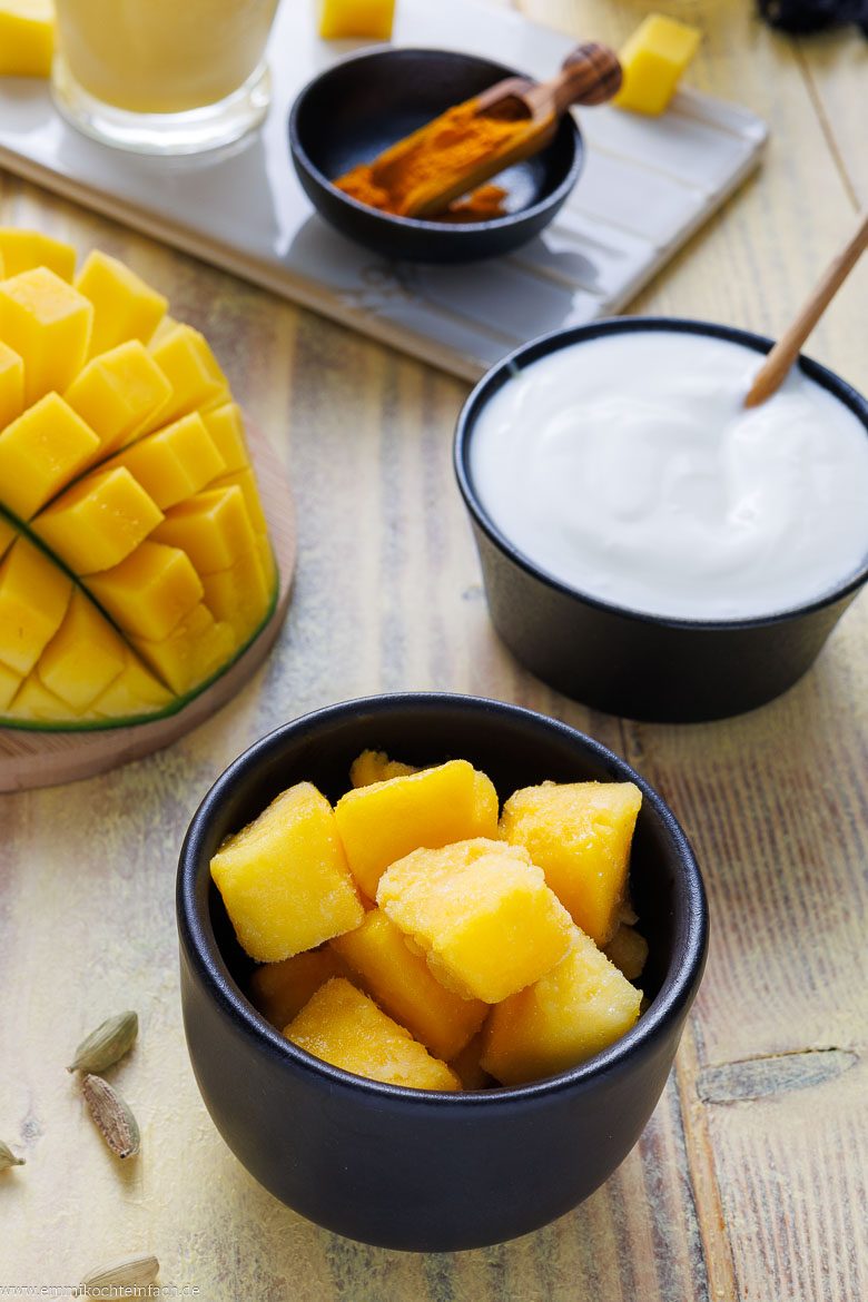 Gefrorene Mango wird f&uuml;r den Drink verwendet