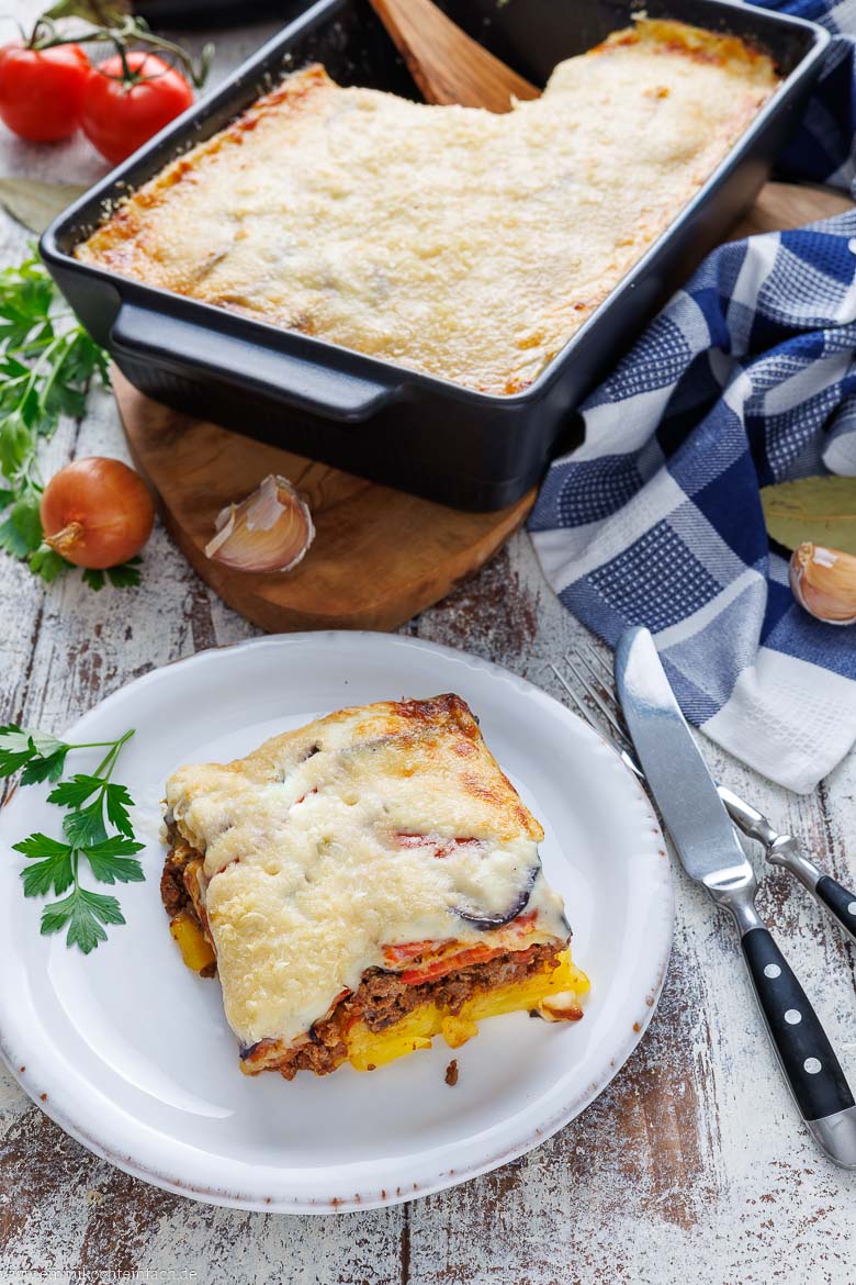 Der Kartoffel-Auberginen-Auflauf mit Hackfleisch ist ein griechischer Klassiker