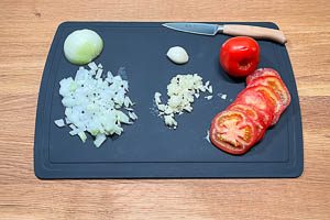 Zwiebel, Knoblauch und Tomaten vorbereiten