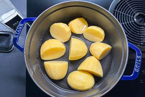 Kartoffeln nach dem Schälen und Waschen im Topf kochen