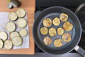 Auberginenscheiben portionsweise in der Pfanne anbraten