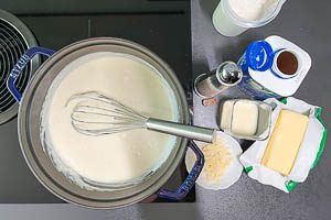 Béchamelsauce für die Moussaka anrühren