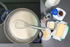 Béchamelsauce für die Moussaka anrühren