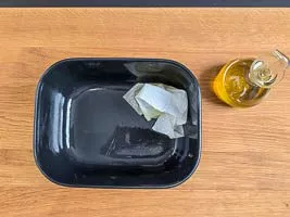 Schüssel mit Olivenöl einreiben