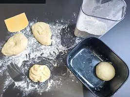 Pinsa-Teig zu Kugeln formen