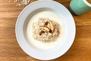 Mit Milch oder Sahne umgießen und mit Toppings garnieren