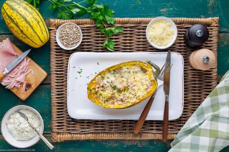 Spaghettikürbis mit Schinken und Käse