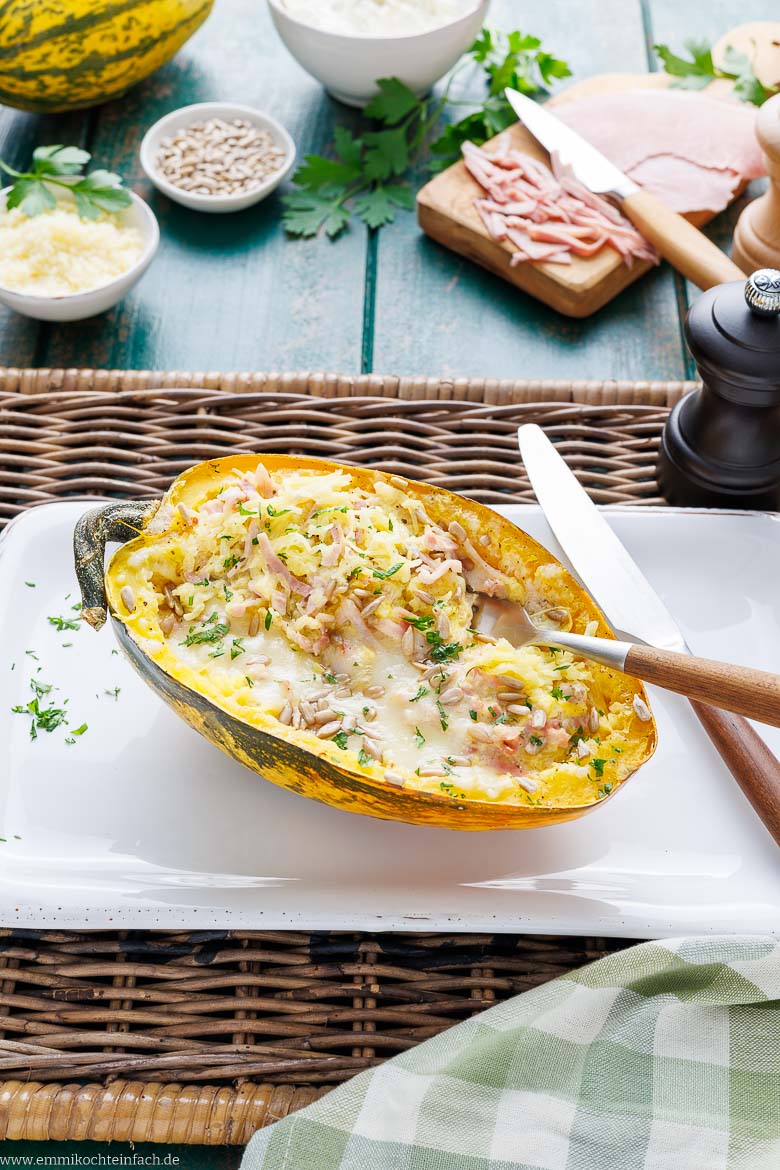 Einfaches Ofengericht mit Kürbis, Schinken und Käse