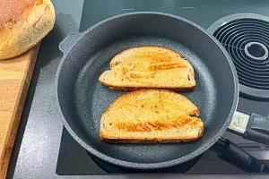 Brot rösten in der Pfanne für den Strammen Max
