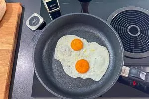 Spiegeleier braten für Strammer Max