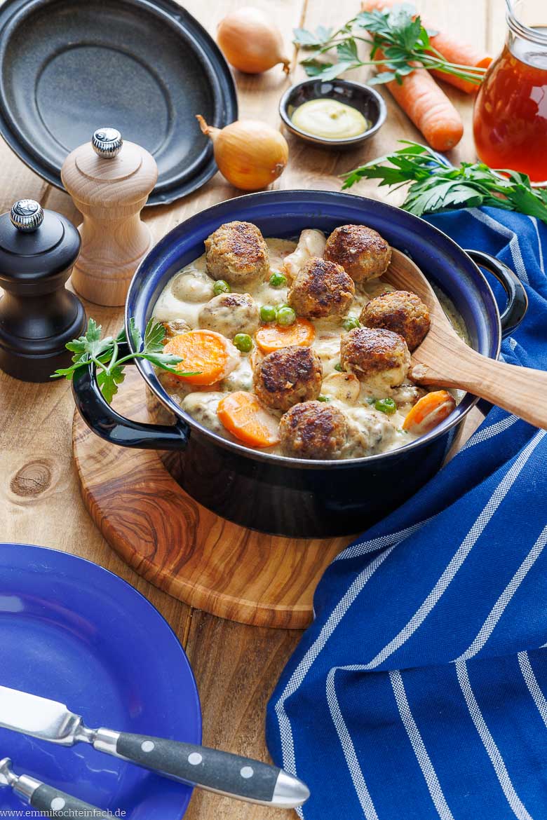 Wikingertopf mit zartem Gemüse und Hackbällchen in einer cremigen Sauce