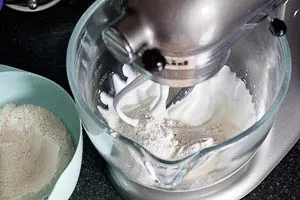 Zwiebelkuchen Teig zubereiten