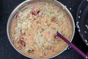 Zwiebelkuchen Masse in der Schüssel