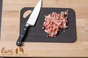 Pancetta-Bauchspeck für die Bolognese würfeln