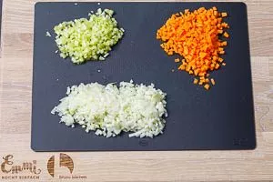 Karotte, Sellerie und Zwiebel schälen und schneiden