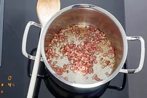Gewürfelten Bauchspeck andünsten