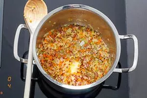 Butter und Gemüse im Topf für die Bolognese andünsten