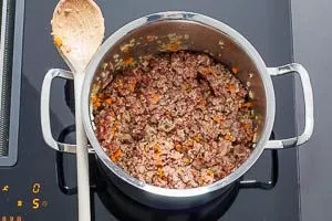 Hackfleisch mit Bauchspeck und Gemüse im Topf