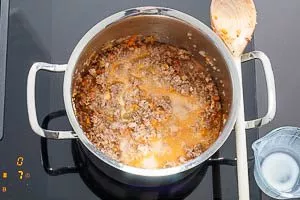 Mischung für die Bolognese-Soße mit Vollmilch ablöschen