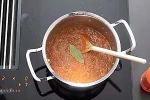 Loorbeerblatt für Aromen in der Bolognese