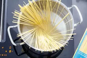 Nudeln für Spaghetti Bolognese kochen