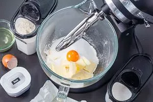 Zutaten für Butterplätzchen-Teig vermengen