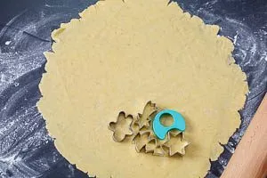 Mürbeteigplätzchen mit Formen ausstechen