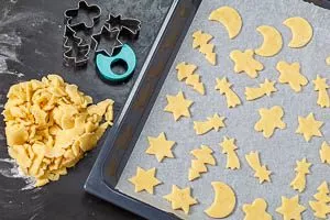 Ausgestochene Formen auf Backpapier auslegen