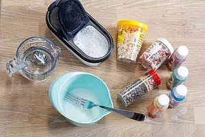 Zuckerguss für Butterplätzchen anrühren