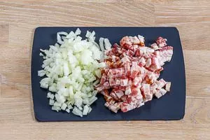 Bauchspeck und Zwiebeln würfeln