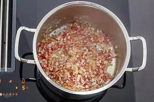 Zwiebeln und Speck auf mittlerer Stufe anbraten