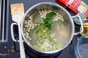 Restliches Gemüse, Gemüsebrühe, Majoran, Lorbeerblatt und Petersilienstängel beigeben und für eine Stunde kochen lassen