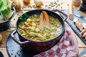 Nun kannst du die Erbsensuppe servieren.