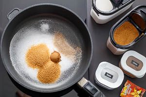 Zucker, Salz und Zimt in eine Pfanne geben