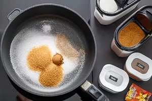 Zucker, Salz und Zimt in eine Pfanne geben