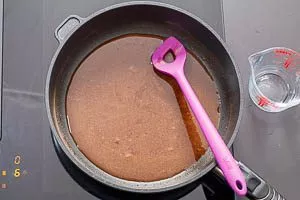 Zucker in Wasser aufkochen