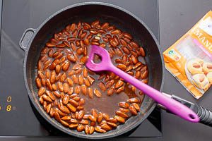 Mandeln unter die Zuckermasse rühren