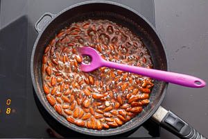 Wasser köchel lassen, bis es verdampft und die Zuckermasse dickflüssig wird