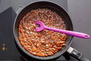 Wasser köchel lassen, bis es verdampft und die Zuckermasse dickflüssig wird