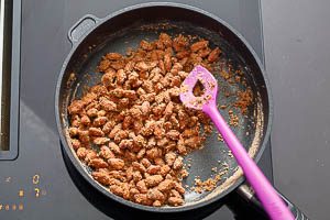 Bevor der Zucker karamellisiert, wird er matt und krümelig