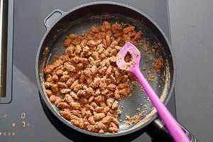 Bevor der Zucker karamellisiert, wird er matt und krümelig