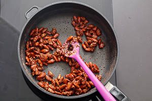 Glänzt die Zuckerkruste der Mandeln, sind sie fertig karamellisiert