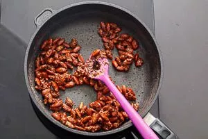 Glänzt die Zuckerkruste der Mandeln, sind sie fertig karamellisiert