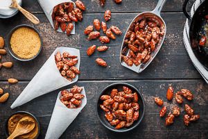 Gebrannten Mandeln zum Aufbewahren oder Verschenken in Tütchen portioniert