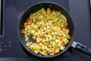 Gemüse für Röstaromen in einer Pfanne andünsten