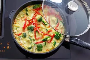 Gemüsecurry köcheln lassen