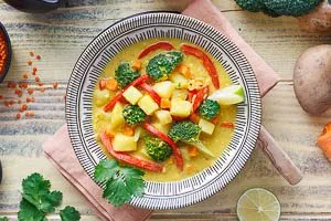 Gemüsecurry abschmecken und servieren