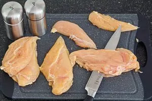 Hähnchenbrustfilets in waagerechte Scheiben schneiden