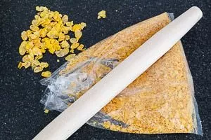 Cornflakes im Gefrierbeutel für die Cornflakes Panade zerkleinern
